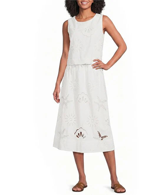 Woman wearing a white dress with a belt in a casual setting
